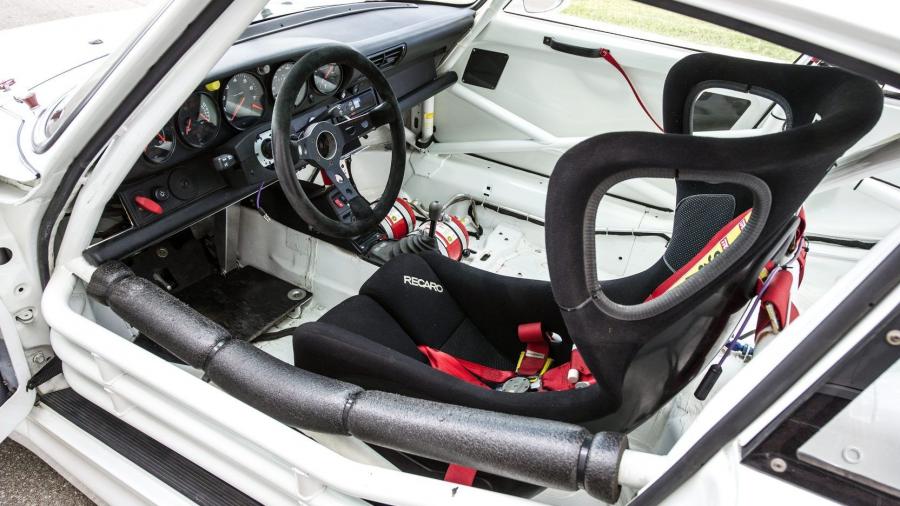 Интерьер Porsche 911 GT2 Evo 1995 года  (фото 3 из 16)